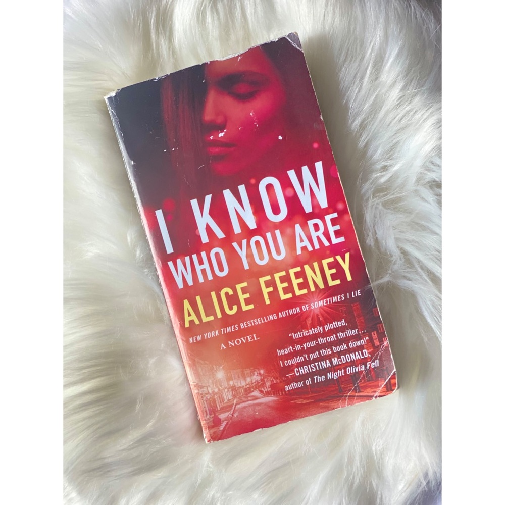 I KNOW WHO YOU ARE by Alice Feeney [Paperback]